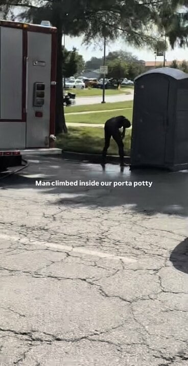 消防車の放水で洗われた男性(パトリオット・ポータブル・レストルームズのインスタグラム@patriotportablerestroomsから)