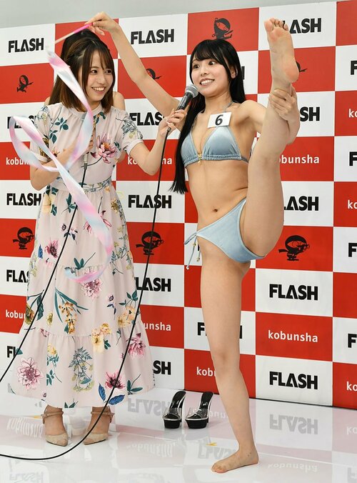 特技を披露するりさありさ