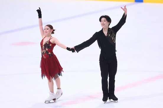紀平梨花(左)と西山真瑚