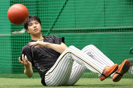 調整する才木浩人