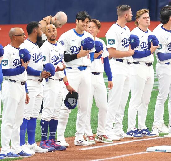 試合前に整列する山本由伸と大谷翔平