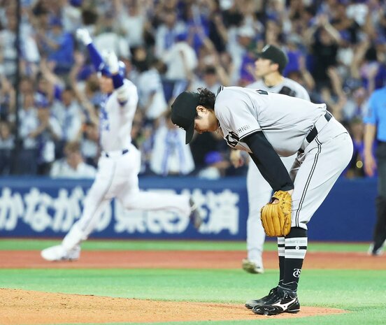9回二死満塁から、DeNA・宮下朝陽(左)にのサヨナラ打を許した巨人・田中瑛斗