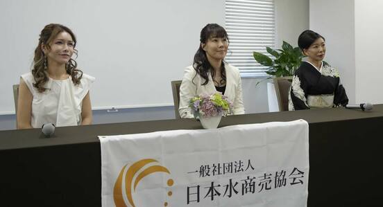  左から「ＣＬＵＢ　ＡＭＯＵＲ」の河西泉緒ママ、一般社団法人日本水商売協会の甲賀香織代表理事、銀座クラブ「ル・ジャルダン」の望月明美ママ（東スポWeb）