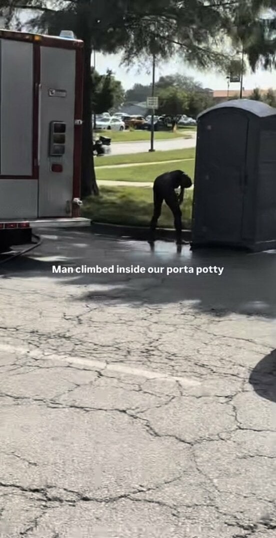 消防車の放水で洗われた男性(パトリオット・ポータブル・レストルームズのインスタグラム@patriotportablerestroomsから)