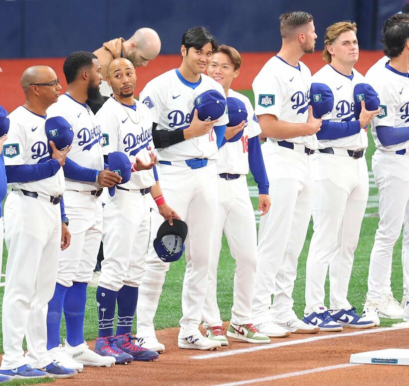 試合前に整列する山本由伸と大谷翔平