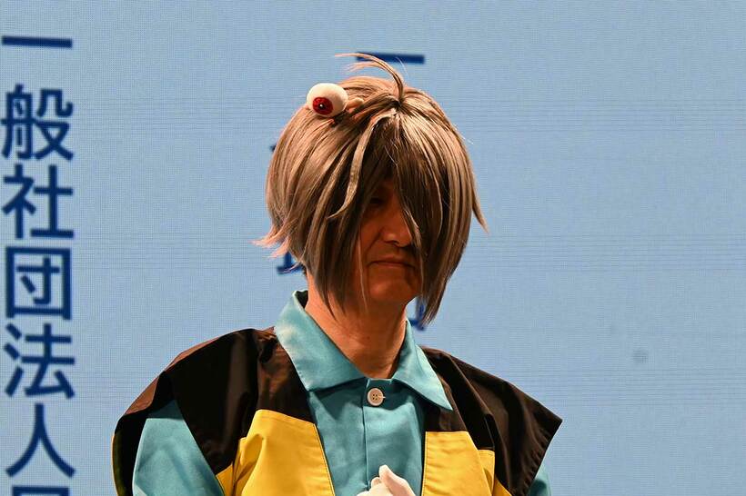 鬼太郎になりきってテープカットに参加した鳥取県知事の平井伸治氏