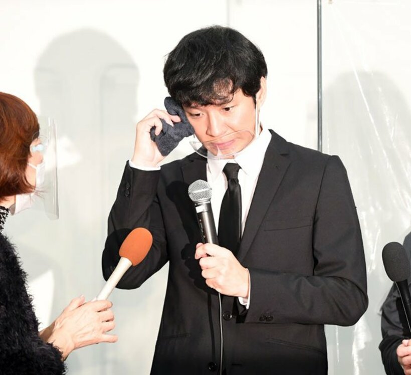  会見中に汗をぬぐう渡部