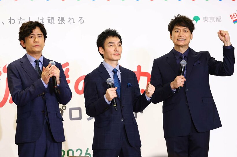 「応援のチカラ　プロジェクト」発表記者会に出席した（左から）稲垣吾郎、草なぎ剛、香取慎吾
