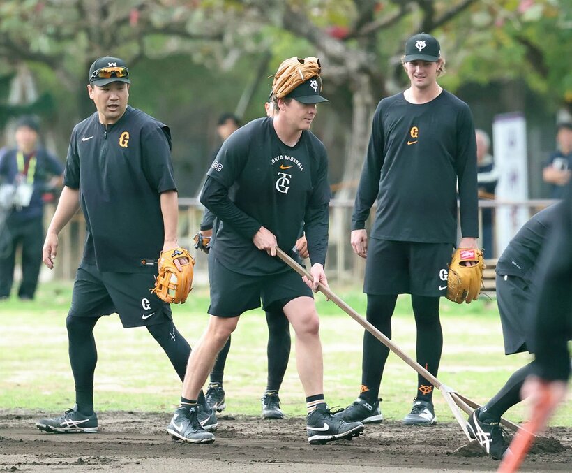 ハワードのトンボ掛けにマー君（左）もびっくり？