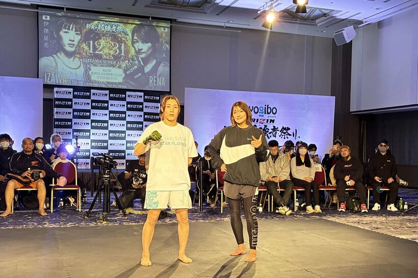 公開練習を行ったRENA(右)と伊澤星花