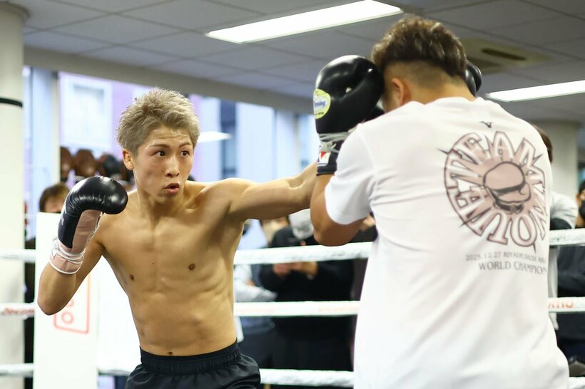 ピカソ戦に向け、順調に仕上げている井上尚弥(左)