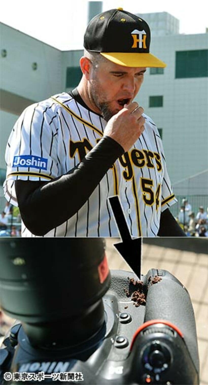  イラつくメッセンジャーは口からかみたばこを取り出しカメラマンに投げ付けた。カメラに直撃したかみたばこ（下）