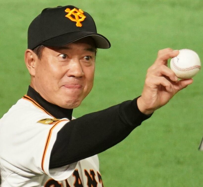  澤村から受け取った記念球を手にポーズを取る原監督(７月４日＝東京ドーム)
