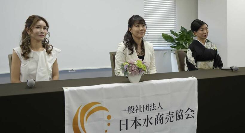  左から「ＣＬＵＢ　ＡＭＯＵＲ」の河西泉緒ママ、一般社団法人日本水商売協会の甲賀香織代表理事、銀座クラブ「ル・ジャルダン」の望月明美ママ（東スポWeb）