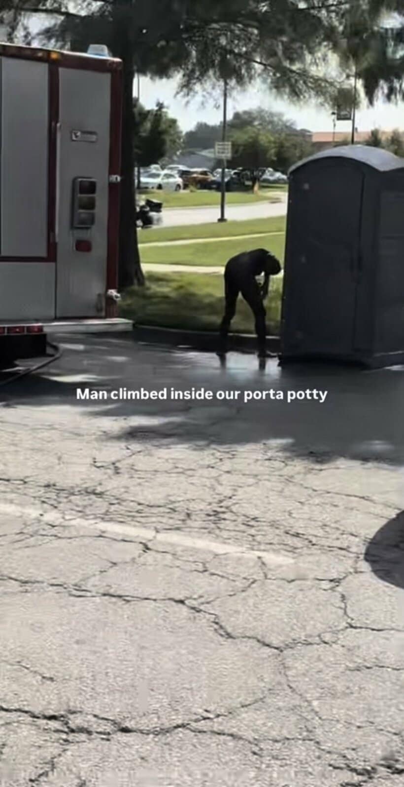 消防車の放水で洗われた男性（パトリオット・ポータブル・レストルームズのインスタグラム@patriotportablerestroomsから）