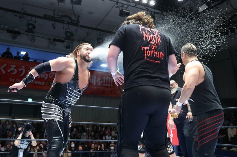 ＥＶＩＬ（左）はチェーズ・オーエンズ（中）にウイスキーミストを発射した