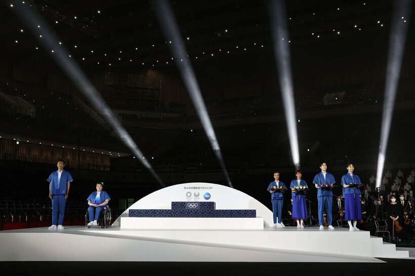  発表会で披露された表彰台や衣装、メダルトレー（代表撮影）