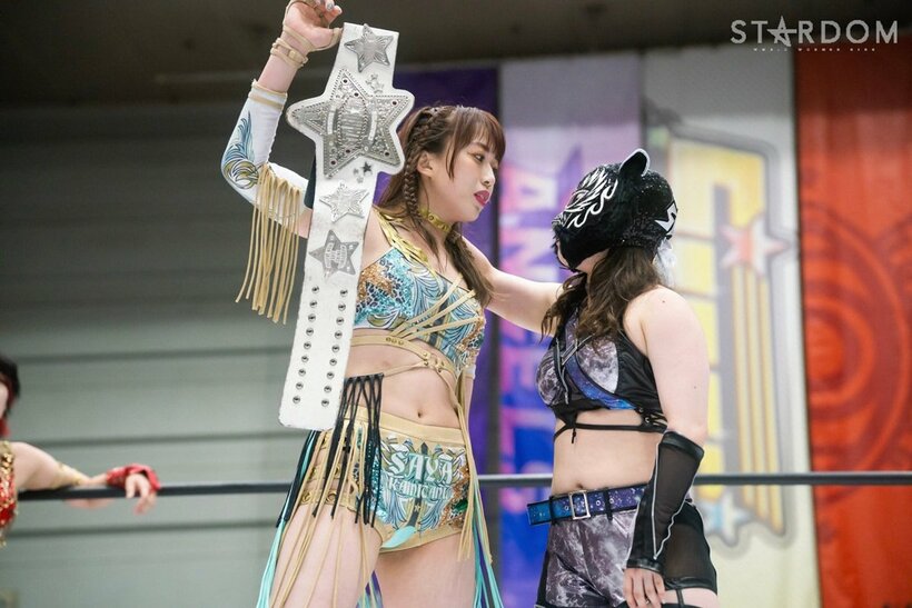  スターライト・キッド(右)にワンダー王座を誇示する上谷沙弥