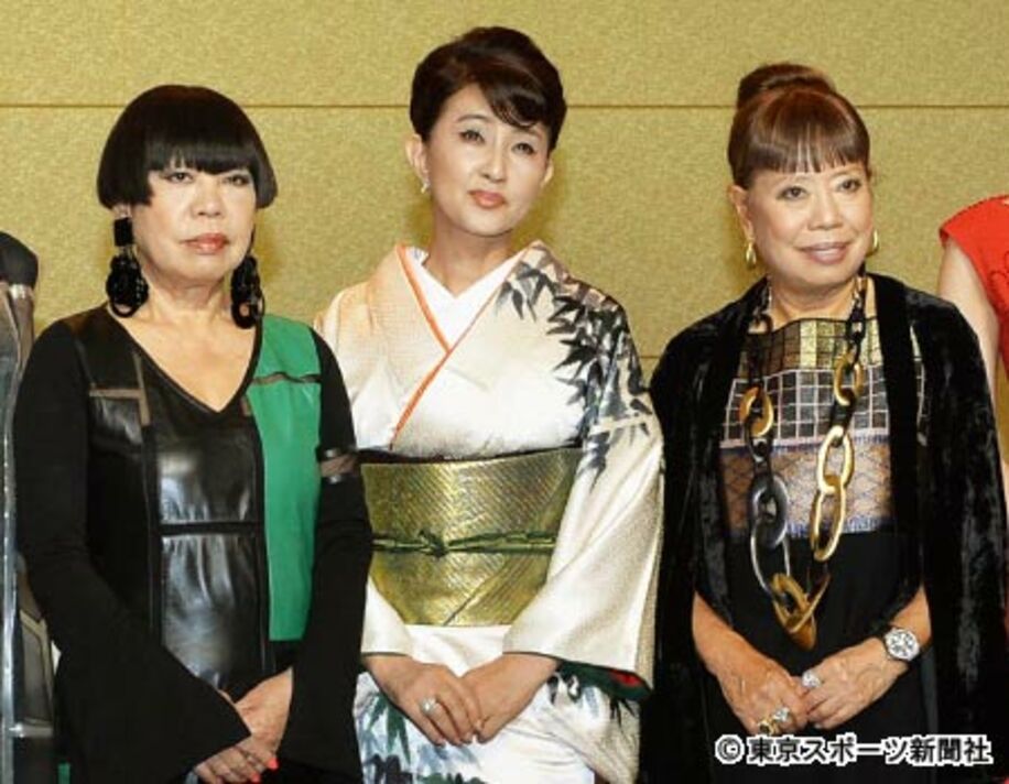 舞台を手掛けるコシノヒロコさん、秋吉久美子、コシノジュンコさん（左から）