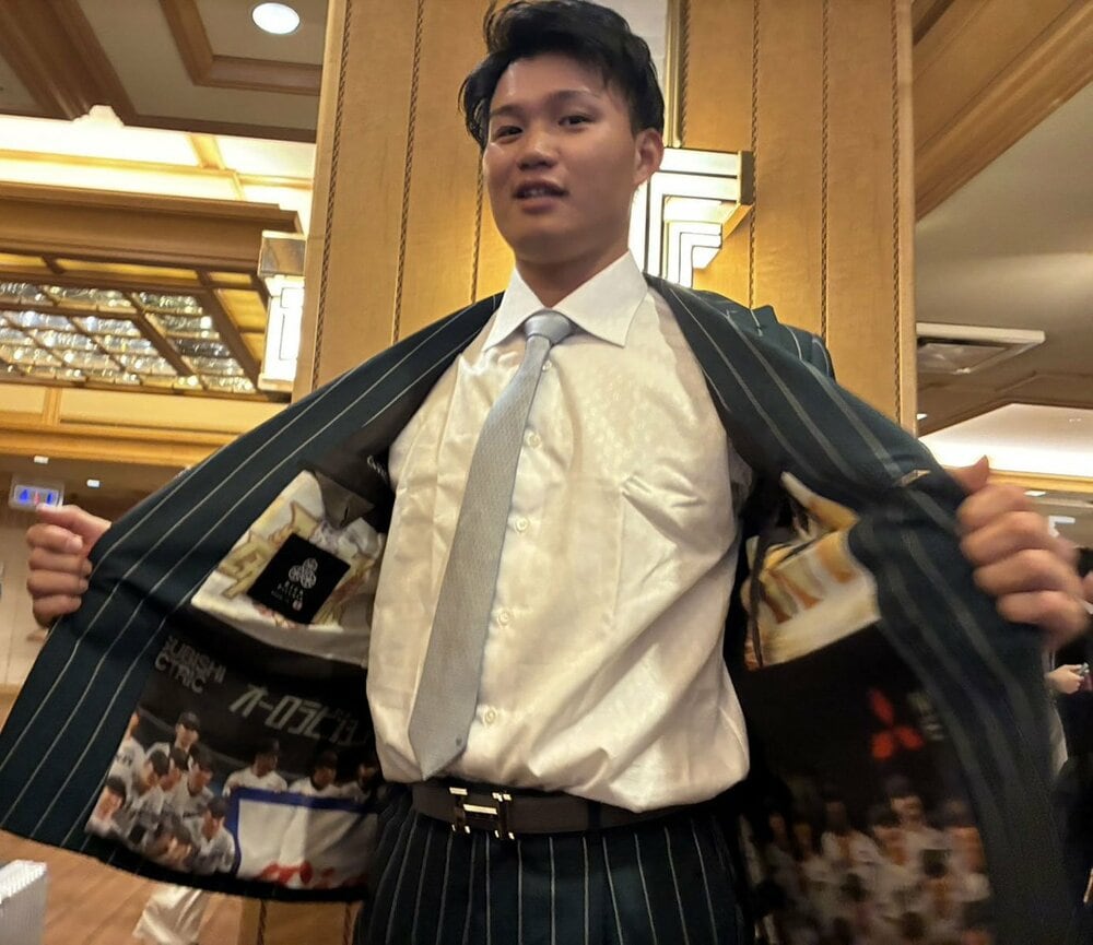森下翔太の集合写真入りスーツ