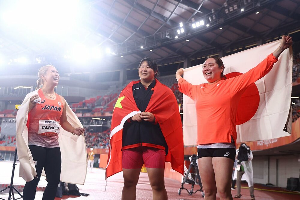 アジア大会3位の武本紗栄(左)1位の厳子怡(ゲン・シイ)(中)2位の北口榛花(右)