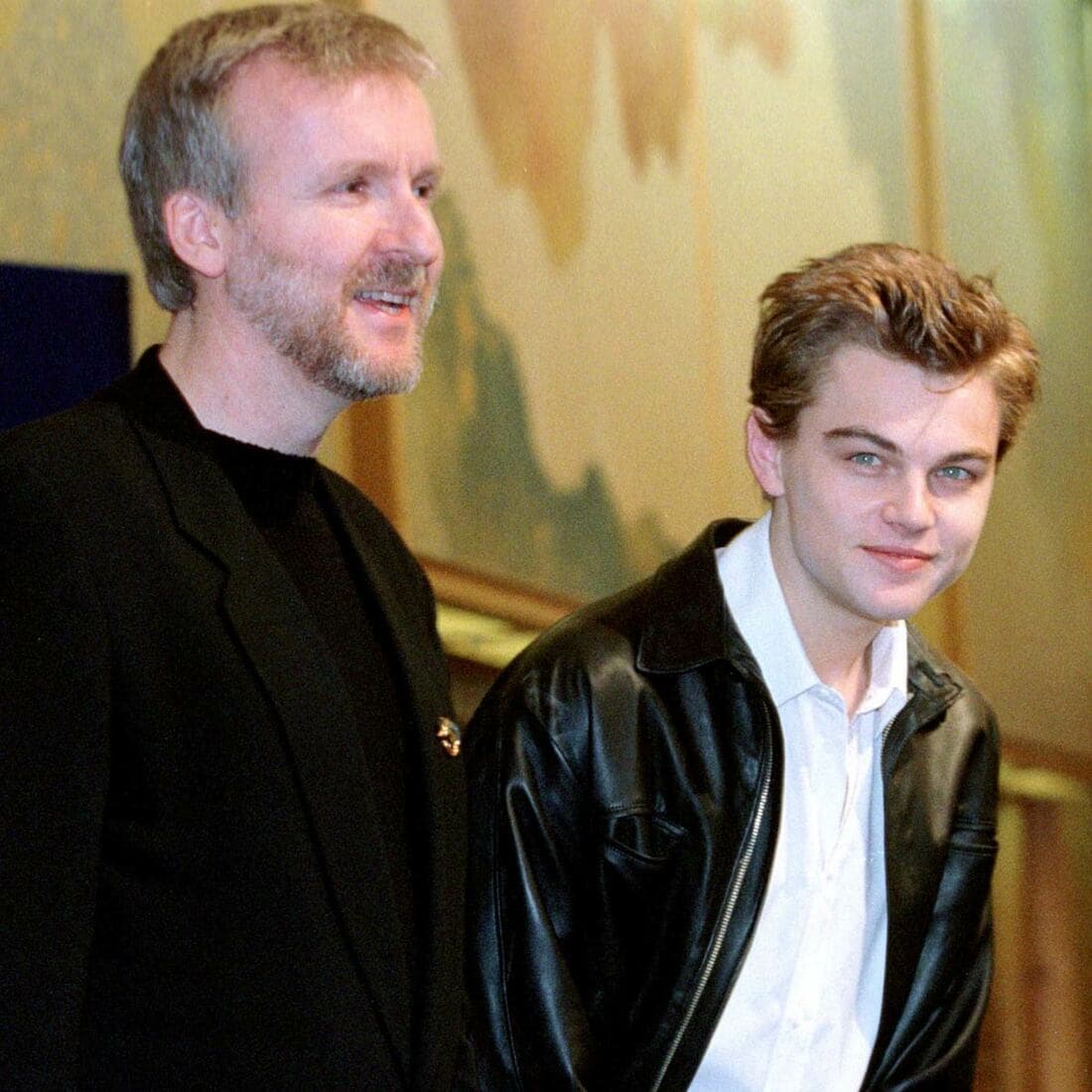 映画タイタニックに出演した１９９７年のレオナルド・ディカプリオ（右、ロイター）