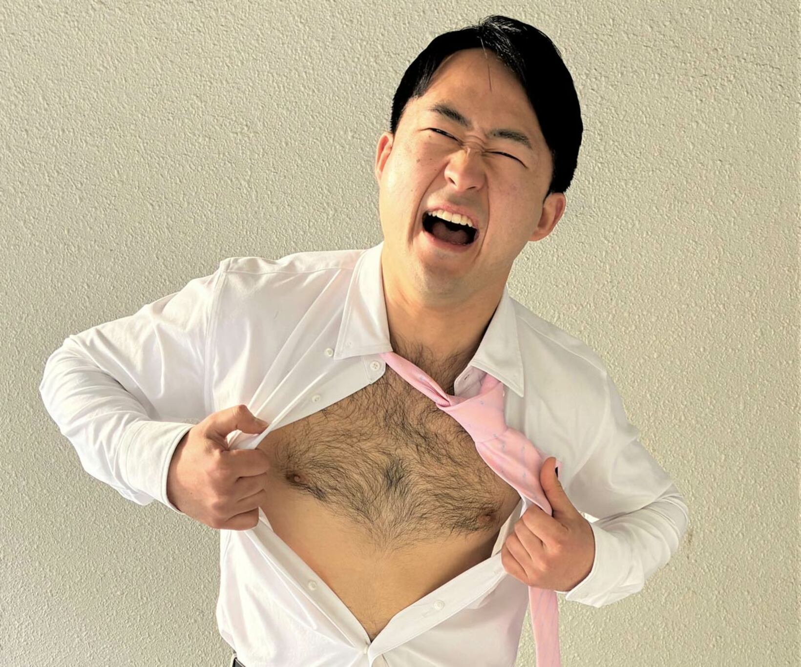 自慢の胸毛を見せる新橋二郎