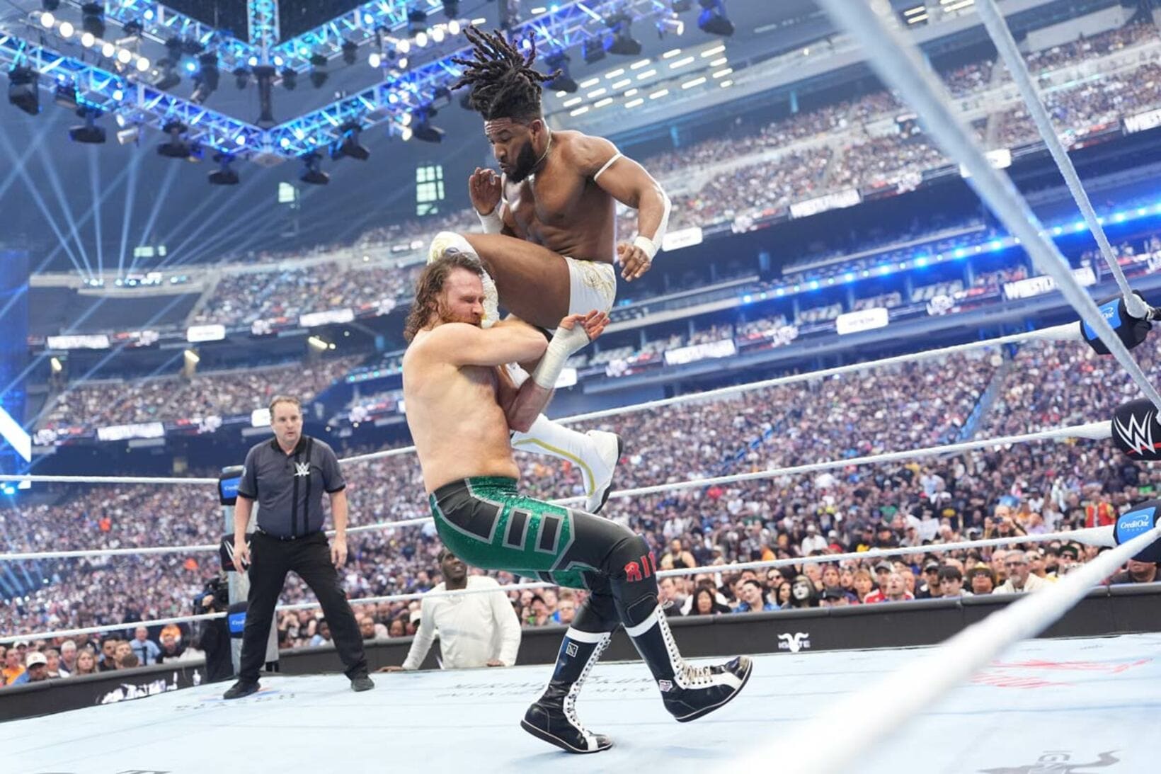 サミ・ゼインにトリックショットを命中させたウィリアムズ（ⒸWWE）