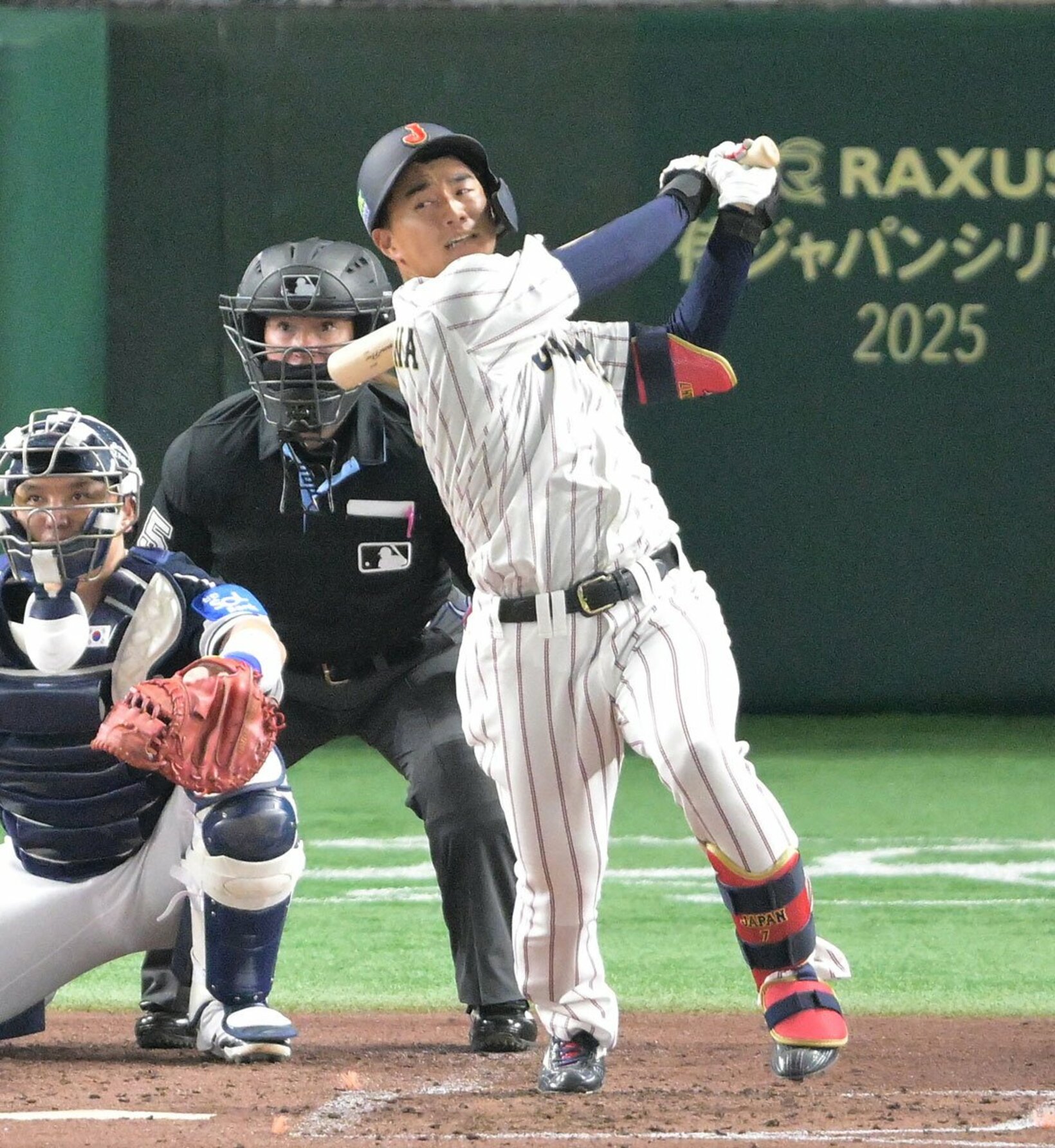 ヒットを放つ西川史礁