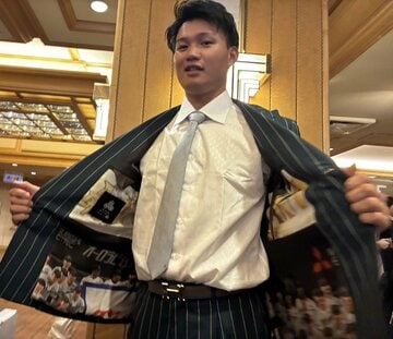 森下翔太の集合写真入りスーツ