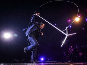 マイクスタンドをぶん回す矢沢永吉（写真・HIRO KIMURA）
