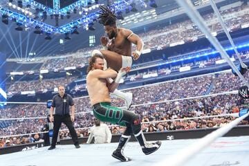 サミ・ゼインにトリックショットを命中させたウィリアムズ（ⒸWWE）