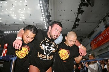 敗れたウルフアロン（中央）　