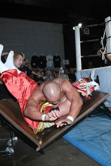 田中将斗(上)のダイブでテーブル真っ二つ