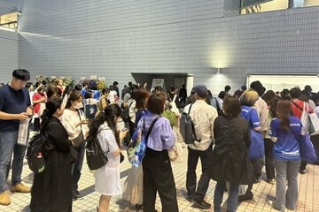 横浜アリーナの前には、第３戦のチケットを求めるファンの行列が