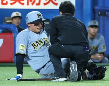 ８回、自打球を当てた森下翔太