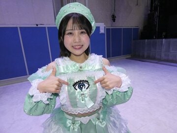 新衣装の〝まつ毛１０本」を説明する日向なお