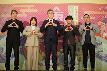左から「宝島」の五十嵐真志プロデューサー、「ChaO」の田中栄子プロデューサー、吉村文雄社長、「花まんま」の前田哲監督、「ペリリュー」の久慈悟郎監督