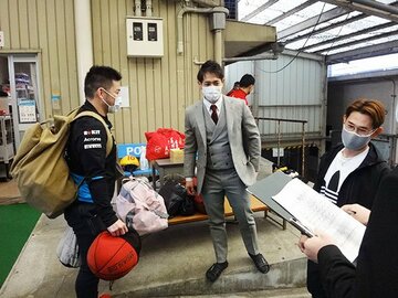  結束をアピールする（左から）香川雄介、松浦悠士、小川真太郎