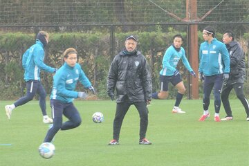 練習で選手の動きを見守るＪ１福岡・塚原監督(中)