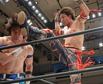 上野勇希(左)を攻める武知海青