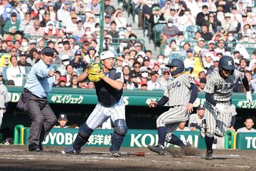 ６回、敦賀気比はスクイズ失敗で満塁機を逸した