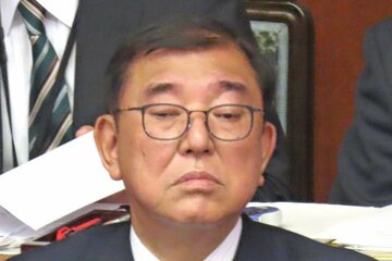 仏頂面は相変わらずだが….