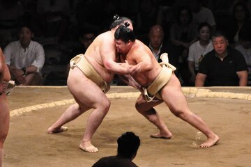 朝稽古での竜電（左）と藤ノ川