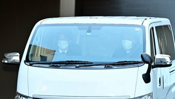 送検され京都地検から出る安達優季容疑者を乗せた車