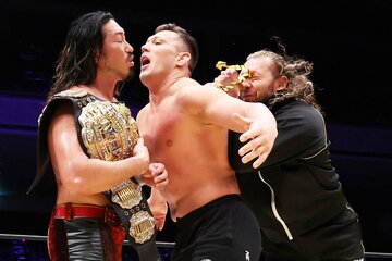10・12両国ではケニー(右)の乱入で、アピール不発に終わったボルチン(中)
