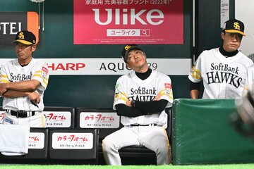 ベンチで首をかしげるソフトバンク・小久保監督(中)