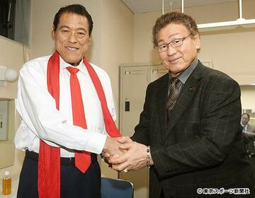  天龍と猪木氏はがっちり握手を交わした