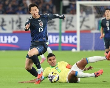 昨年10月、ブラジルとの親善試合に勝利している日本代表。左はＭＦ鎌田大地、右はＭＦカゼミロ