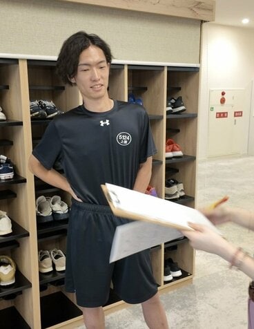 牧原真由の取材を受ける上滝絢也